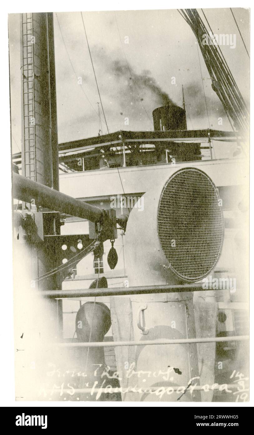 Vue de la proue regardant vers l'entonnoir et les cheminées du R.M.S. Mandingo, un changement temporaire de nom du SS Appam plus connu après qu'il ait été capturé par les Allemands en 1916 et retourné par la suite aux Britanniques. Sous-titré en négatif : des arcs. R.M.S. 'Mandingo' en mer 14/3/19. Banque D'Images