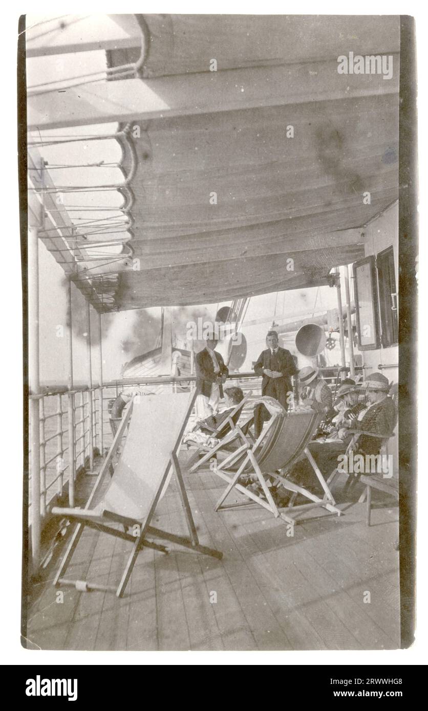 Alfred Tamlin se tient parmi un groupe de passagers sur le pont à baldaquin d'un bateau à vapeur. Tous sont européens, et certains sont assis dans des transats. Légende manuscrite ultérieure : Alfred Tamlin à bord du navire juste à côté de l'entonnoir. Banque D'Images