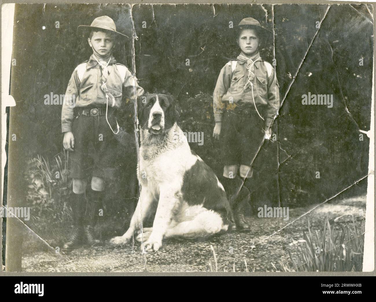 Portrait de M. et Mme Bungey dans un jardin au Kenya. Elle est assise sur une chaise en bois et il se tient derrière elle. Légende manuscrite ultérieure : Charles Bungey. Marie. Kenya ? Parrains de Ian Rand. Banque D'Images