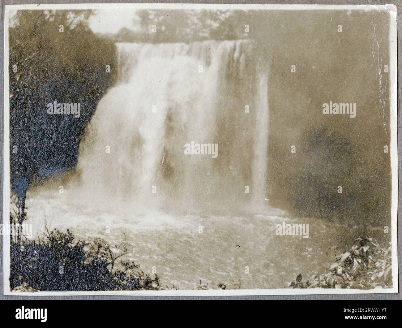 Une des 5 photos prises à Thika. Cette image montre une vue latérale des chutes entourées de végétation. Banque D'Images