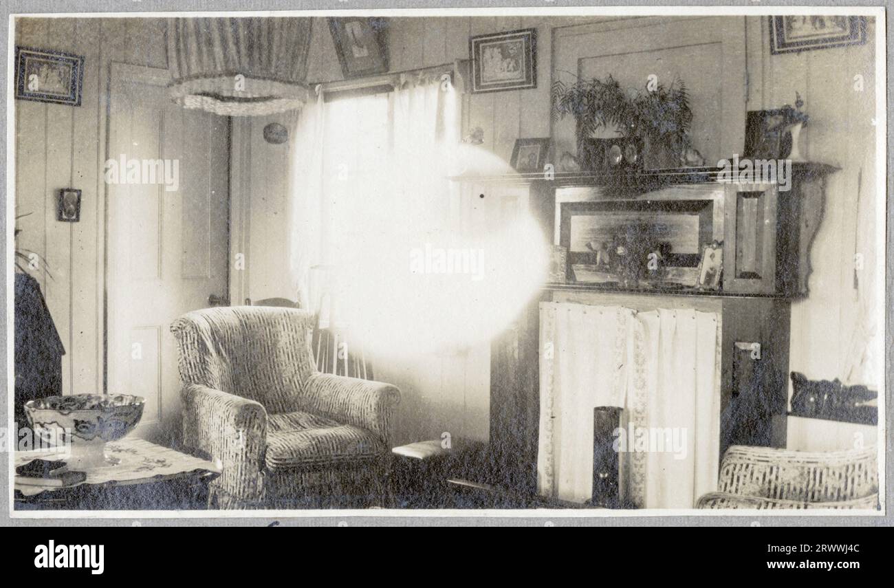 Portrait de M. et Mme Bungey, habilement habillés en extérieur, peut-être en tenue de chasse. Légende originale du manuscrit : 1916. Banque D'Images