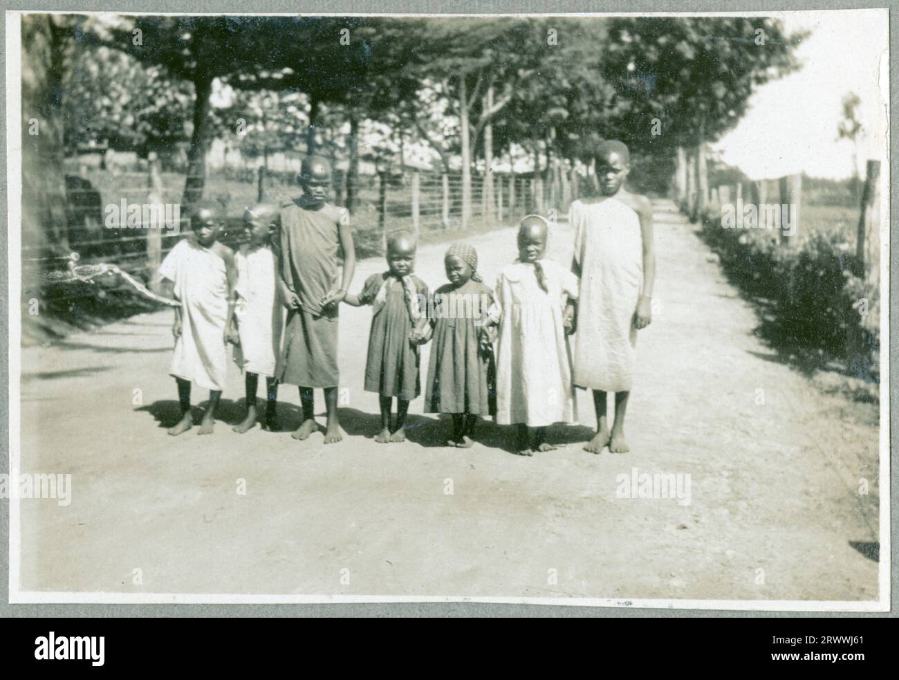 L'une des sept photos intitulées 'Kabete Snaps. 1924. » Cette photo montre un groupe de quatre femmes africaines non identifiées debout avec huit bébés et tout-petits, principalement africains sauf un européen. Banque D'Images