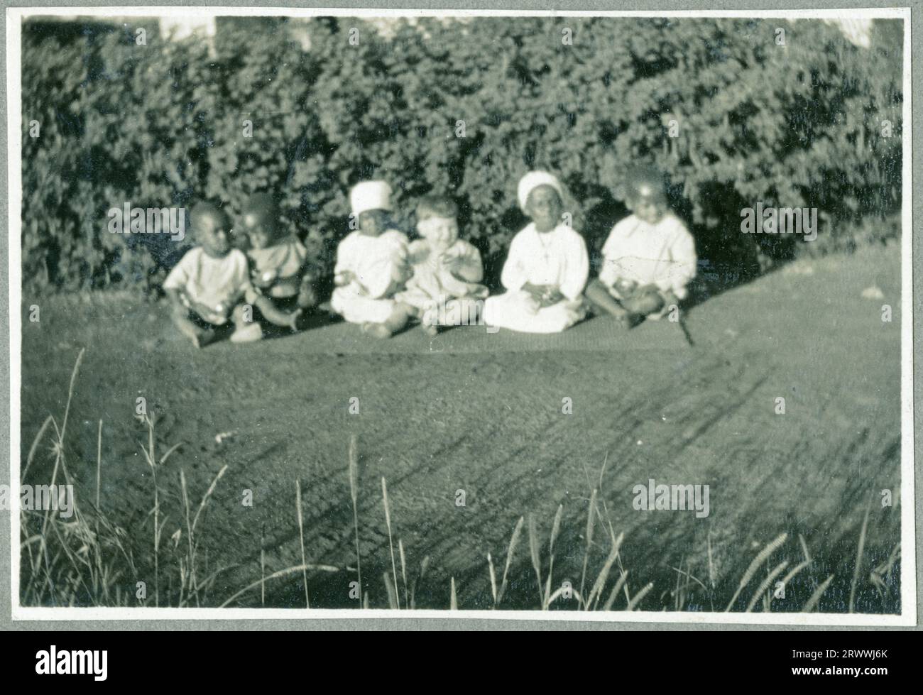 L'une des sept photos intitulées 'Kabete Snaps. 1924. » Cette photo montre Mme Bungey assise dans le side-car d'une moto. Une autre famille européenne avec deux enfants est à ses côtés, un garçon d'environ 12 ans assis sur la moto elle-même. Banque D'Images