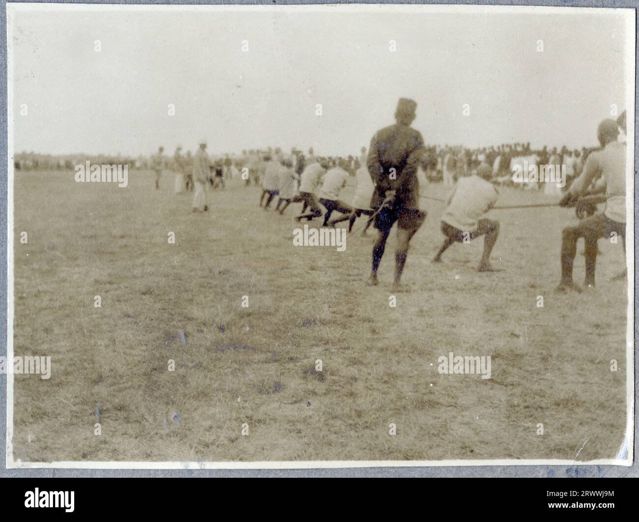 L'une des huit photos de la construction de 4 maisons en chaume à ossature de bois et d'un atelier pour le Native Industrial Training Depot où Charles Bungey était instructeur technique en chef. Cette photo montre une maison achevée, une partie de chaume, et un bâtiment avec juste les solives de toit vers le haut. Légende originale du manuscrit : quartiers des élèves N. I. T.D. Kabete. 1924. Banque D'Images