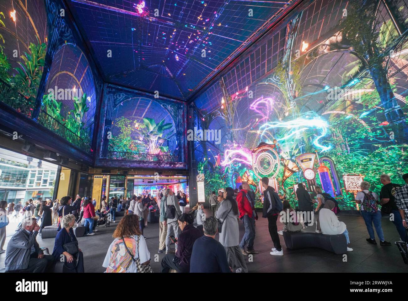 Londres Royaume-Uni. 21 septembre 2023 .The Butterfly Trail, est une installation immersive à l'Outernet à Tottenham court Road .The Butterfly Trail basé sur le travail de Peter Pelegrin, professeur de botanique et explorateur intrépide en 1852 tout en explorant les forêts nuageuses du Pérou. Le sentier des papillons guide les visiteurs à travers l’atelier botanique de Peter Pelegrin et dans sa maison de verre, où ils peuvent interagir avec l’expérience.Credit amer ghazzal/Alamy Live News Banque D'Images