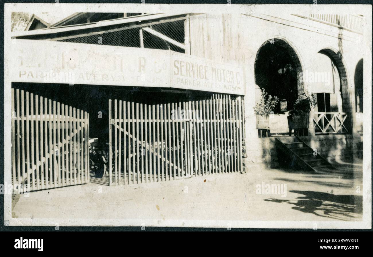 Élévation avant de Parker Avery Watson Service Motor Co., un bâtiment commercial construit en briques avec des marches menant à une véranda et des portails métalliques derrière lesquels on peut voir les véhicules. Légende originale du manuscrit : Nairobi B.E.A. Banque D'Images