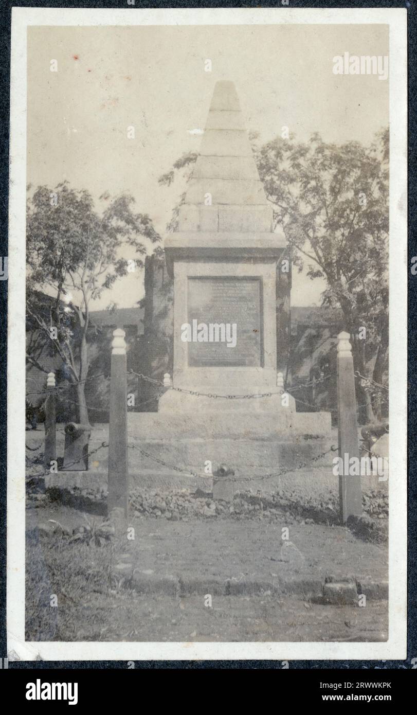 Vue du mémorial KAR à Zomba aux soldats tués au Somaliland vers 1903-1907, construit en pierre et entouré d'une clôture. Légende originale du manuscrit : Mémorial à l'extérieur du Boma. Banque D'Images