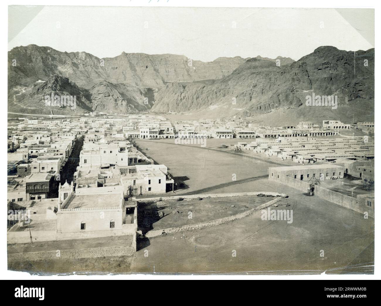 Vue d'Aden, prise d'un point de vue élevé avec des montagnes rocheuses en arrière-plan. Les bâtiments de la ville sont disposés en forme de grille. Légende : Aden. Banque D'Images