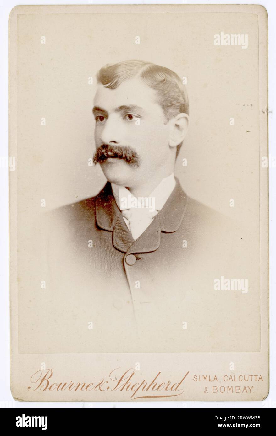 Portrait monté de studio d'un homme européen avec moustache. Photographes : Bourne & Shepherd Simla, Calcutta & Bombay. Banque D'Images