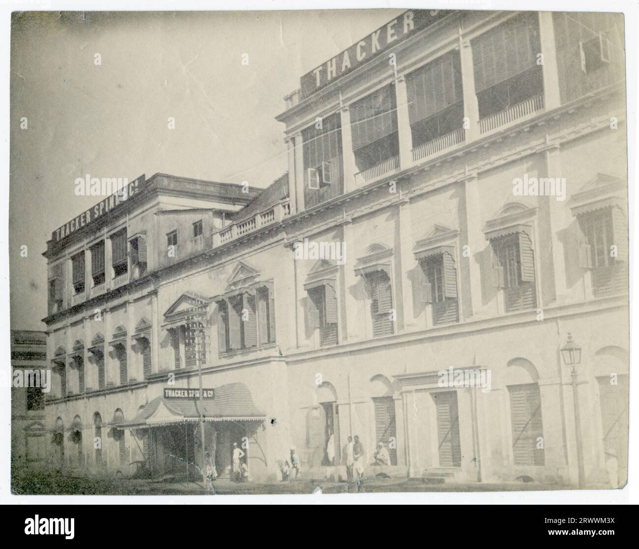 Vue extérieure de Thacker Spink & Co., un bâtiment colonial à Calcutta, avec de grandes enseignes aériennes. Banque D'Images