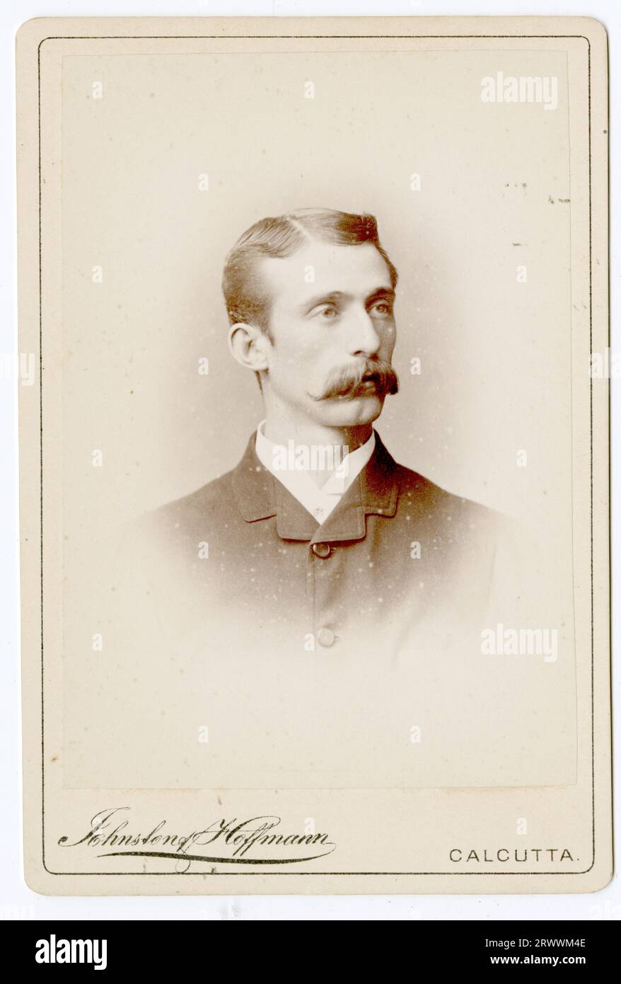 Portrait monté de studio d'un homme européen avec moustache. Photographes : Johnston & Hoffmann Calcutta et Darjeeling. Banque D'Images