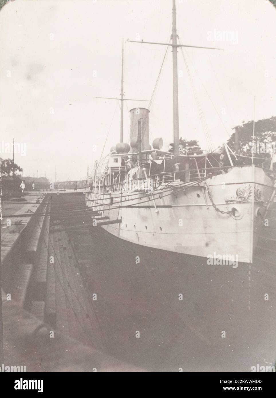 Navire de taille moyenne à entonnoir unique, à deux mâts en cale sèche. Légende : R.I.M.S. Mayo dans Dry Dock, Calcutta. Banque D'Images