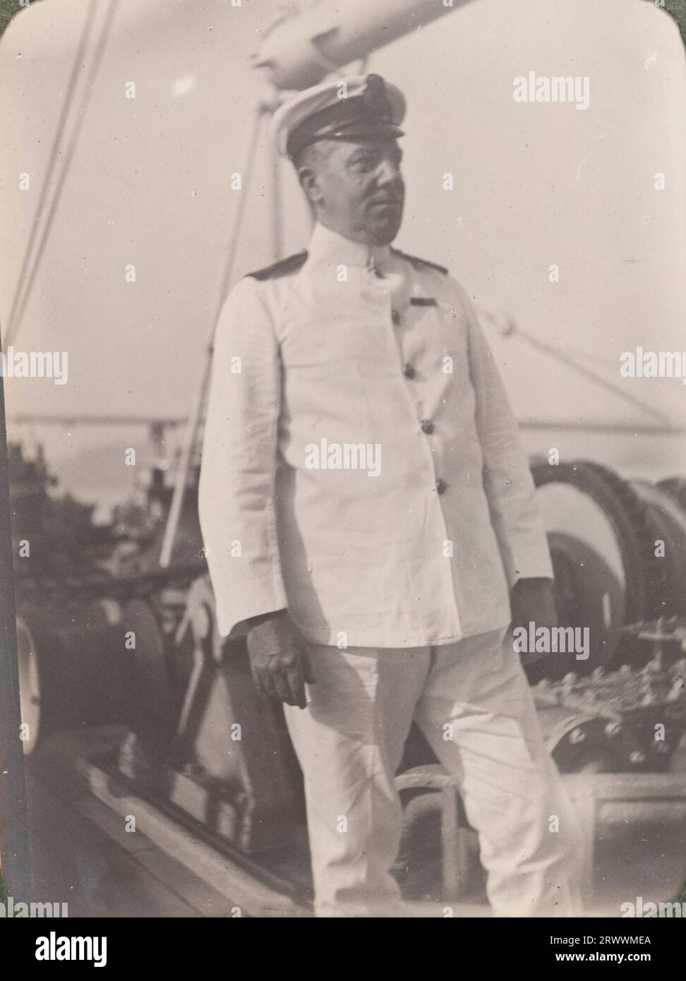 Ingénieur en chef en uniforme sur le pont du navire. Il s'agit probablement de G E Wood. Légende : Ingénieur en chef enquêteur RIMS. Banque D'Images