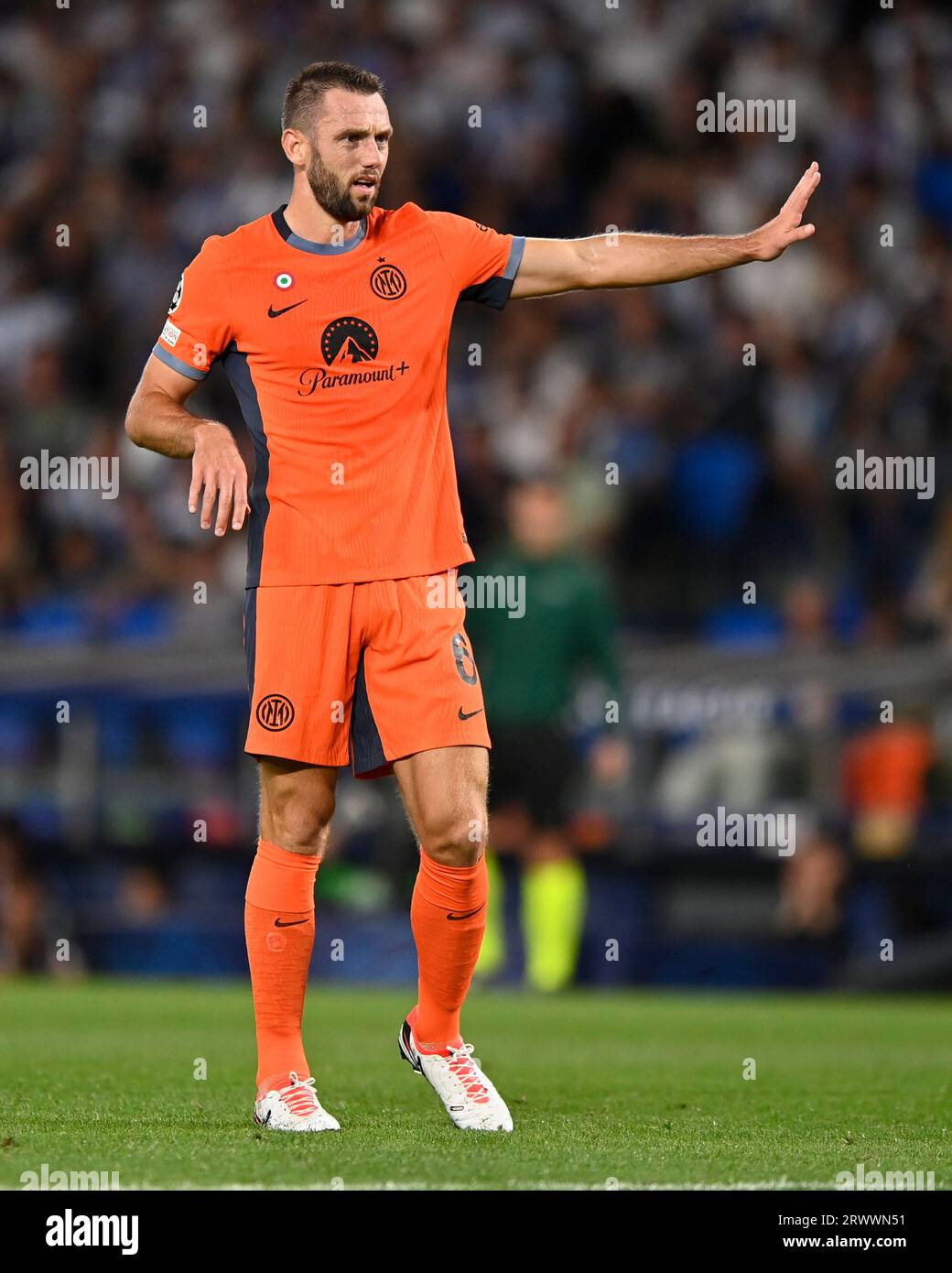 San Sebastian, Espagne. 20 septembre 2023. Stefan de Vrij hors FC Internazionalependant le match de l'UEFA Champions League, Groupe D, entre la Real Sociedad et l'Inter Milan a joué au Reale Arena Stadium le 20 septembre 2023 à San Sebastian, Espagne. (Photo de Cesar Ortiz/PRESSINPHOTO) crédit : PRESSINPHOTO SPORTS AGENCY/Alamy Live News Banque D'Images