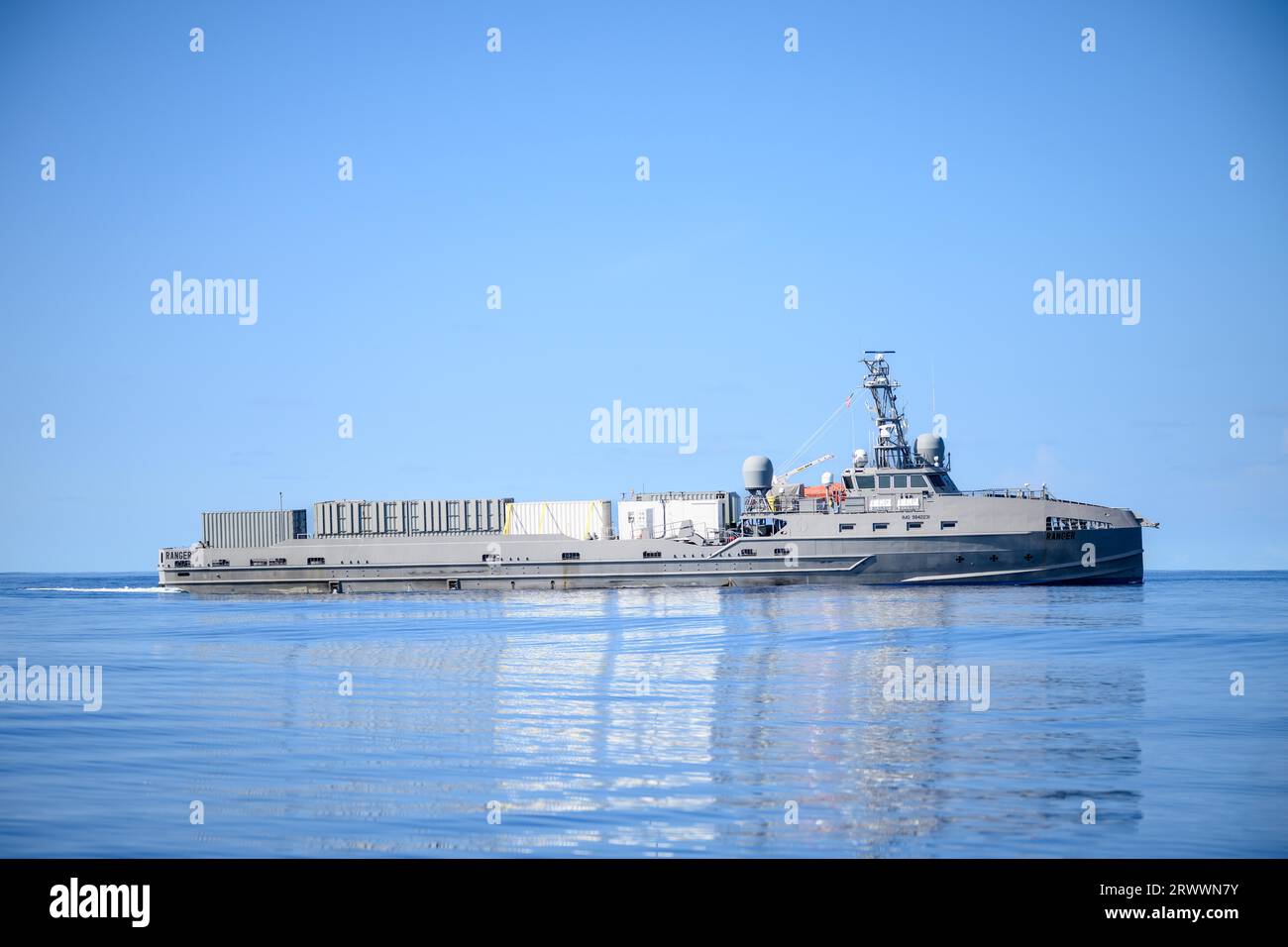 Océan Pacifique, États-Unis. 15 septembre 2023. Le navire de surface sans pilote USV Ranger de la marine américaine navigue dans un transit autonome pendant le problème de bataille intégré 23.2, le 16 septembre 2023 sur l'océan Pacifique. L'exercice de la flotte du Pacifique vise à tester, développer et évaluer l'intégration des plates-formes sans pilote dans les opérations de la flotte. Crédit : MC2 Jesse Monford/US Army/Alamy Live News Banque D'Images