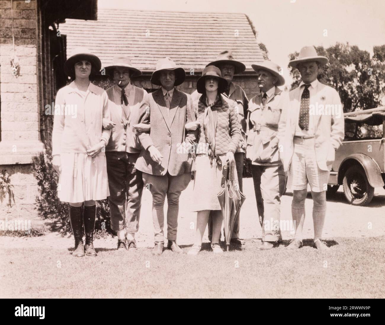 Evelyn Waugh (1903-1966) (extrême droite) pose pour un portrait de groupe avec des compagnons pendant un voyage. Bien que la légende de Huxley suggère que la date de la photographie soit 1930, sa biographie rapporte que la visite de Waugh à la famille a eu lieu en janvier 1931. Légende originale du manuscrit : de gauche à droite : Judy Denman, Nellie, Trudie Denman, ? , Jos Grant, ? , Evelyn Waugh 1930 champs aurifères de Kakamega, 1933 (Ouest du Kenya). Banque D'Images