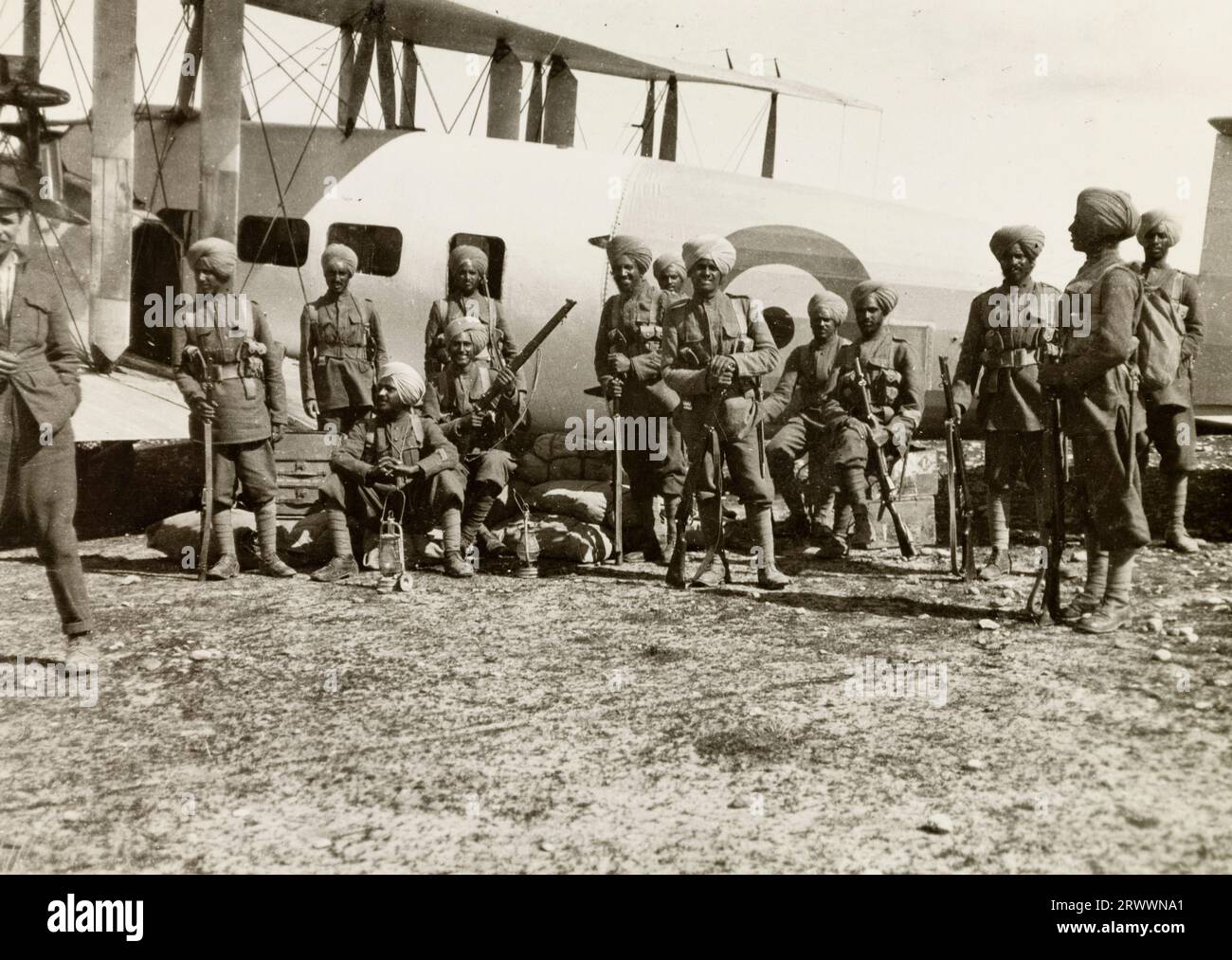 Des soldats du régiment sikh se tiennent devant un Vickers Vernon de la RAF lors du transport aérien de troupes de Kingarban à Kirkouk en février 1923 pour aider au soulèvement kurde, le premier mouvement aérien de troupes de la RAF. Banque D'Images