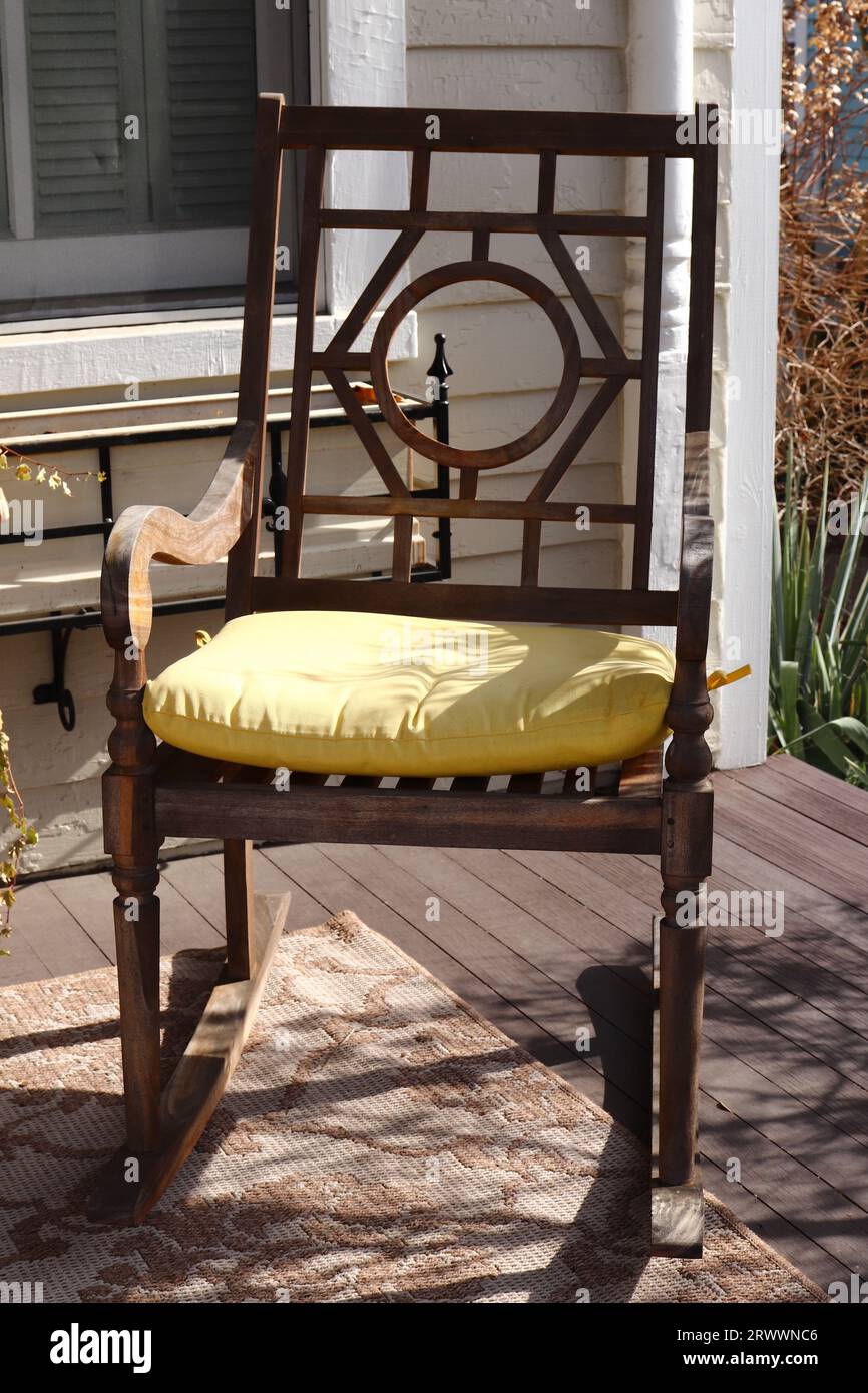 Chaise à bascule Chinoiserie avec coussin jaune Banque D'Images