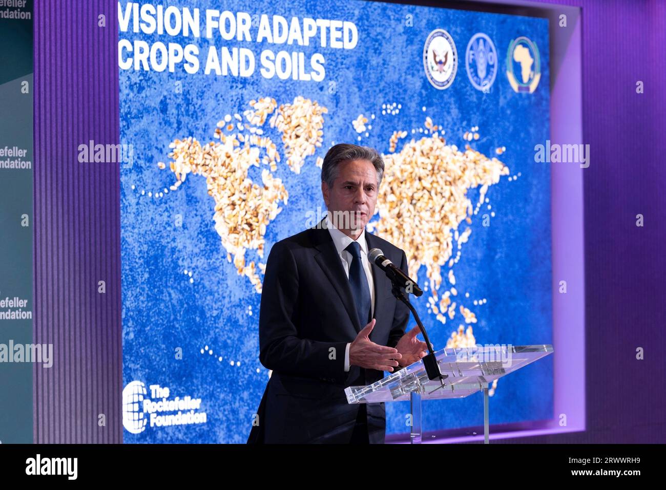 New York, États-Unis. 20 septembre 2023. Le secrétaire d'État américain Antony Blinken prononce une allocution lors de l'événement «Vision pour des cultures et des sols adaptés : des solutions globales pour la sécurité alimentaire» en marge de la 78e Assemblée générale des Nations Unies, le 20 septembre 2023 à New York, New York, États-Unis. Crédit : Chuck Kennedy/Département d'État des États-Unis/Alamy Live News Banque D'Images