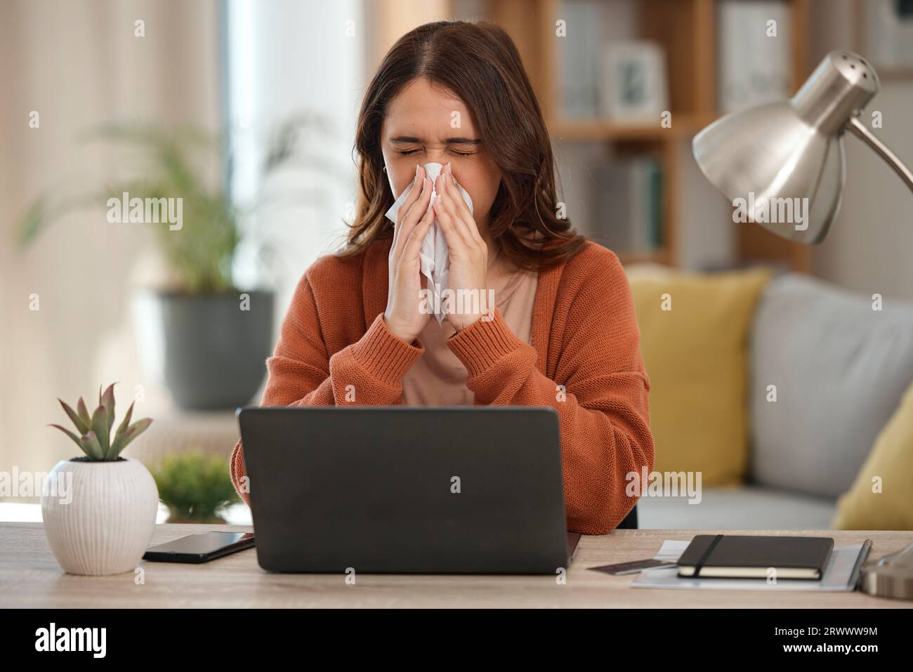 Femme, soufflant le nez et étudiant avec ordinateur portable, allergies ou burn-out avec virus, fatigue et malades avec infection des sinus. Papier toilette, santé défaillante et Banque D'Images