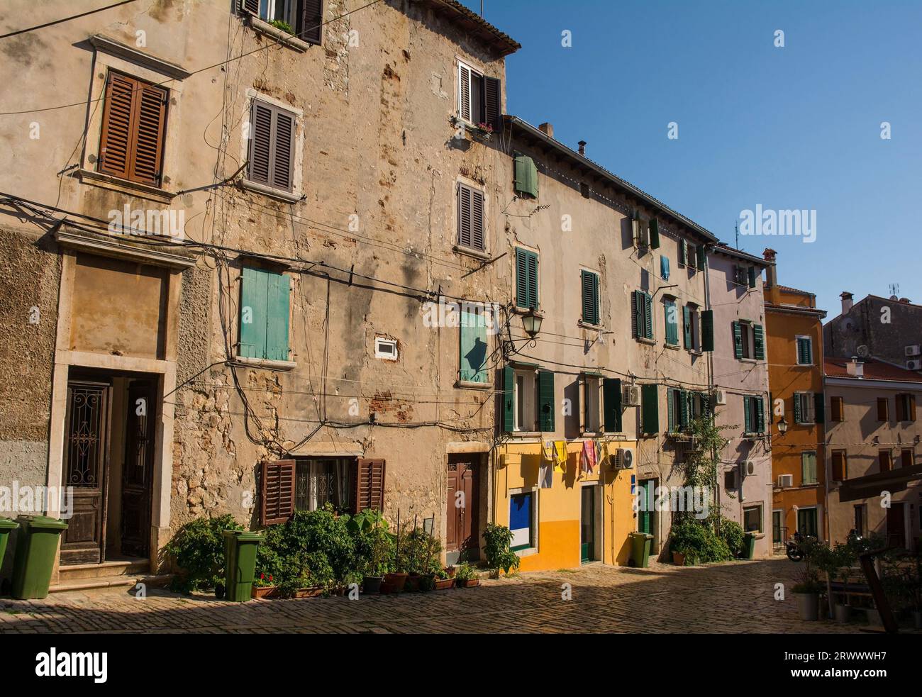 Une rue résidentielle dans le centre historique de la ville côtière médiévale de Rovinj en Istrie, Croatie Banque D'Images