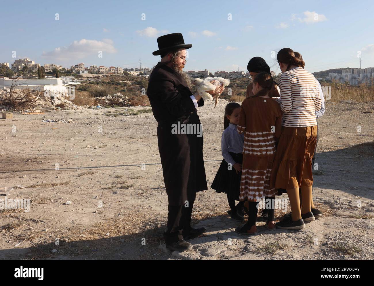 Beit Shemesh, Israël. 20 septembre 2023. Les Juifs ultra orthodoxes effectuent la cérémonie du Kaparot, où des poulets blancs sont abattus comme geste symbolique d’expiation avant Yom Kippour, le jour juif des expiations, à Beit Shemesh, en Israël, le 20 septembre 2023. Crédit : Gil Cohen Magen/Xinhua/Alamy Live News Banque D'Images