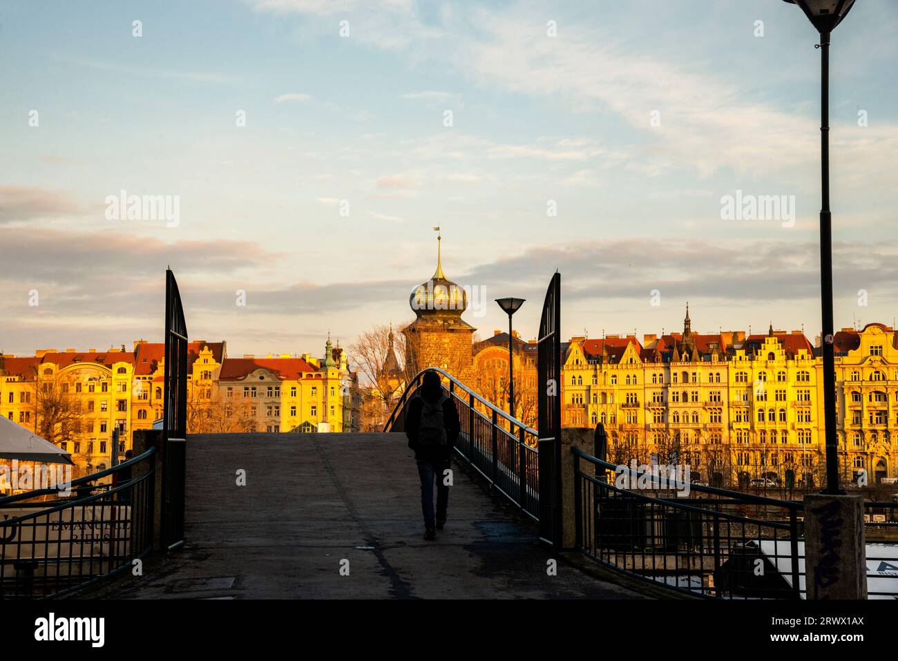 Le château Šítkov eau du 15e siècle au-delà d'une petite passerelle sur la rivière Vltava à Prague, en Tchéquie. Banque D'Images