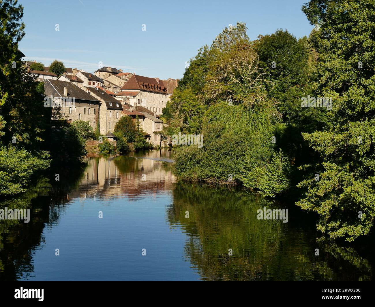 La Vienne qui traverse Eymoutiers, département de la haute-Vienne dans la région Nouvelle-Aquitaine dans l'ouest de la France. Banque D'Images