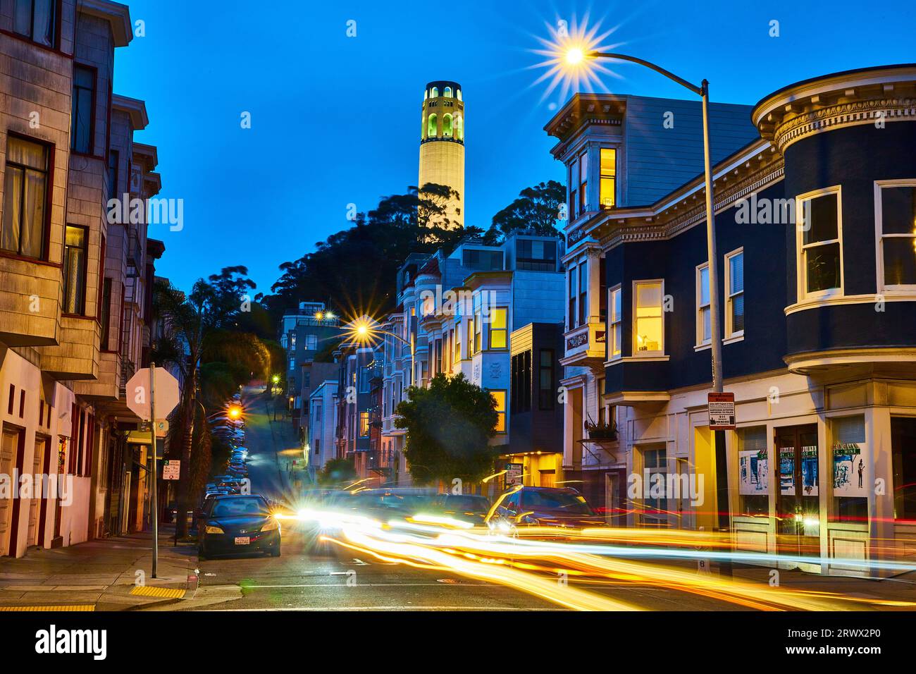 Coit Tower la nuit de la rue de Californie avec des lumières floues de voiture et des lumières lumineuses de ville Banque D'Images