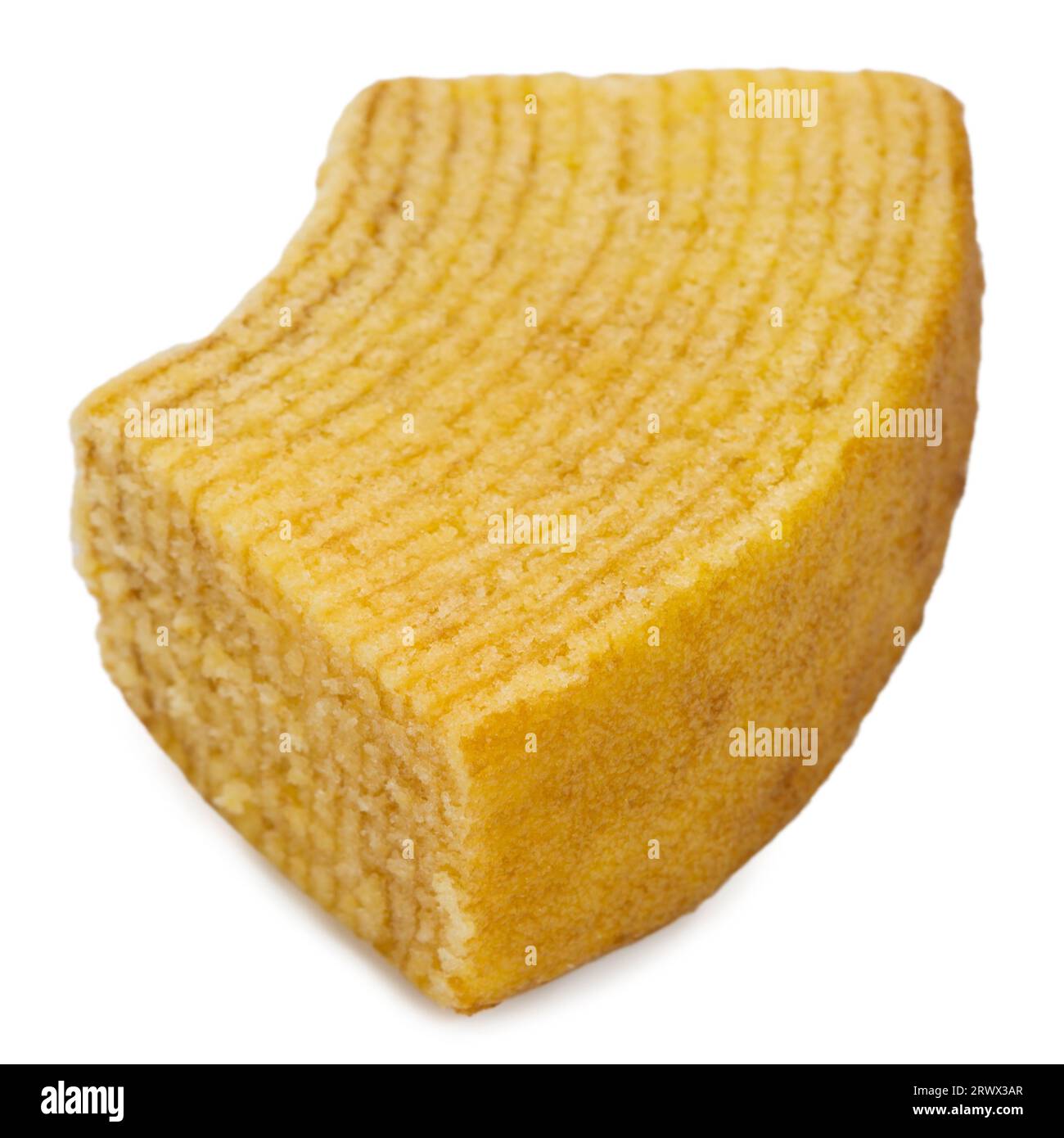 Morceau de dessert sucré Baumkuchen Tree log Cake est isolé sur un gâteau blanc japonais. Banque D'Images