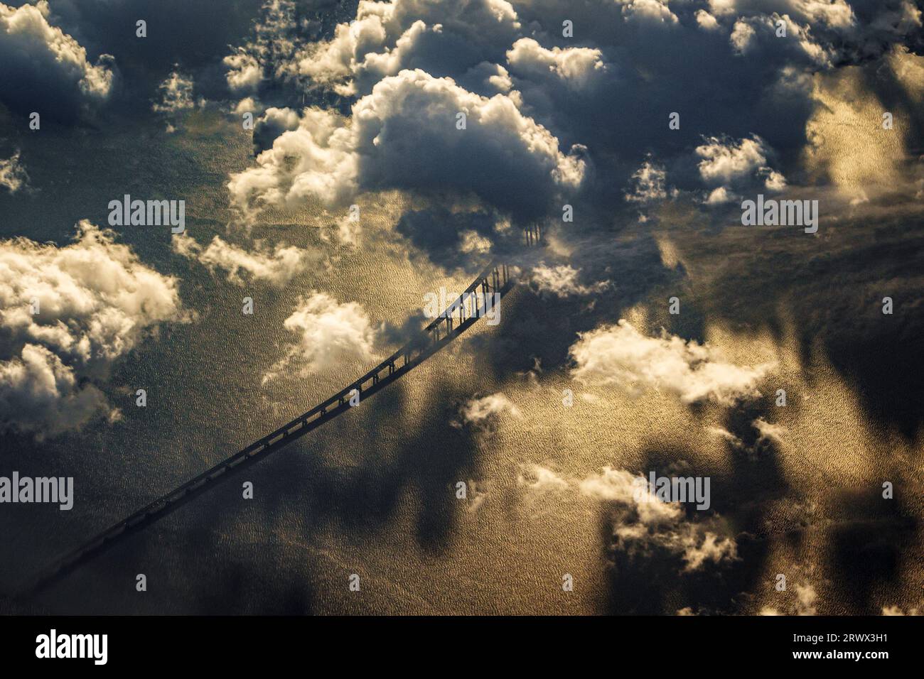 Une vue aérienne du pont Vasco da Gama (ouvert en 1998) sur le Tage, Lisbonne, Portugal. Avec près de 12,5 km, c'est le plus long pont d'Europe Banque D'Images