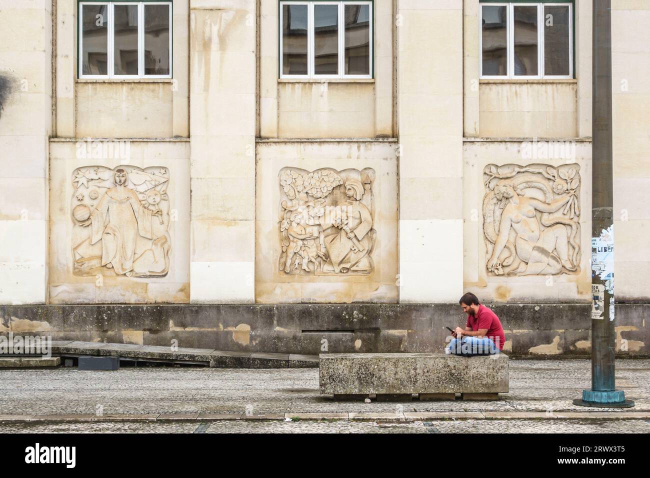 Sculptures en bas-relief représentant la science et l'éducation sur la façade de la Biblioteca Geral (Bibliothèque générale) de l'Université de Coimbra, Portugal Banque D'Images