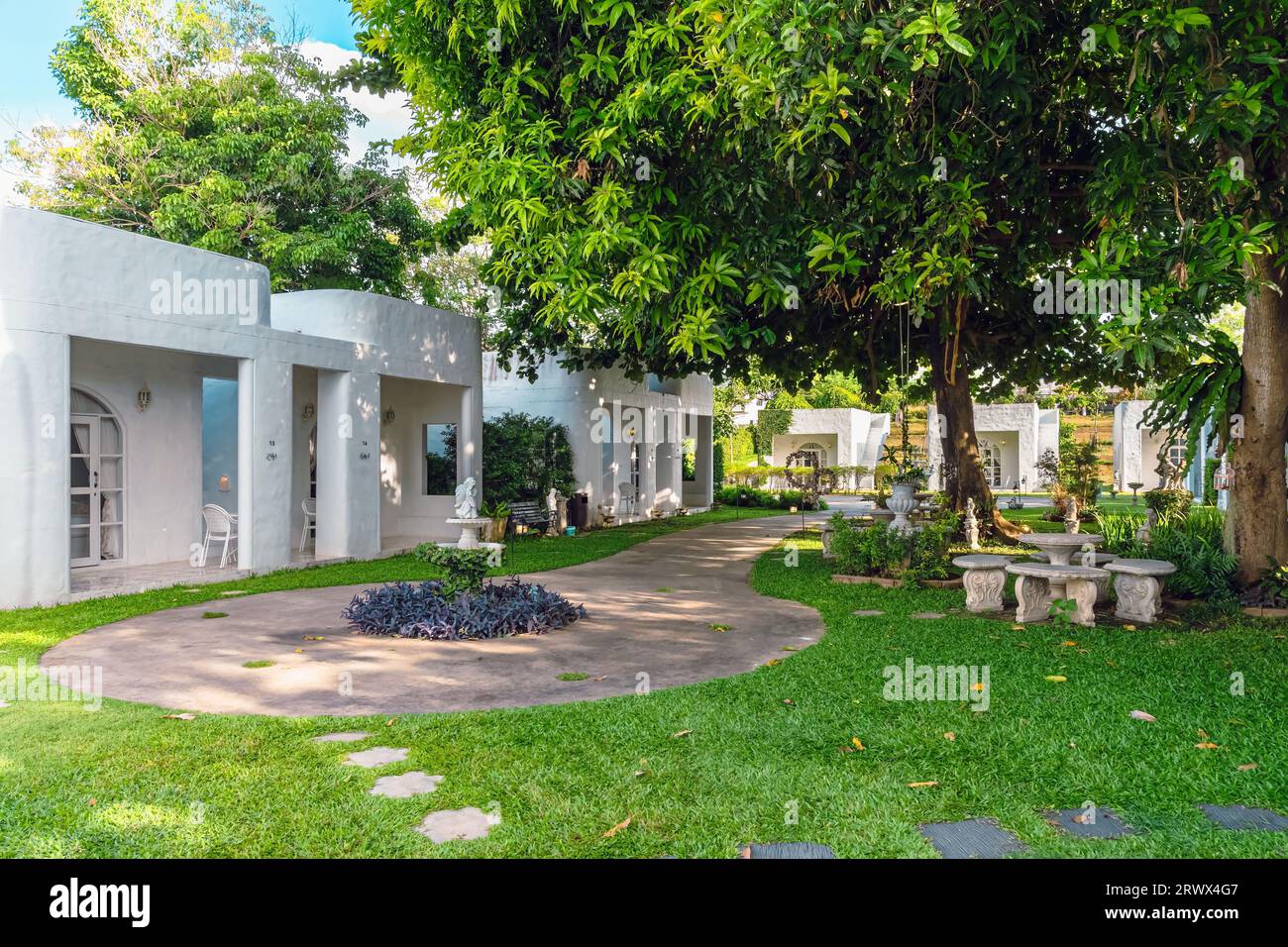 KANCHANABURI-THAÏLANDE,juin 30,2023 : magnifique vue extérieure de la station moderne dans le style loft ou décoration de Lodge confortable dans le style moderne de la Villa la FL Banque D'Images