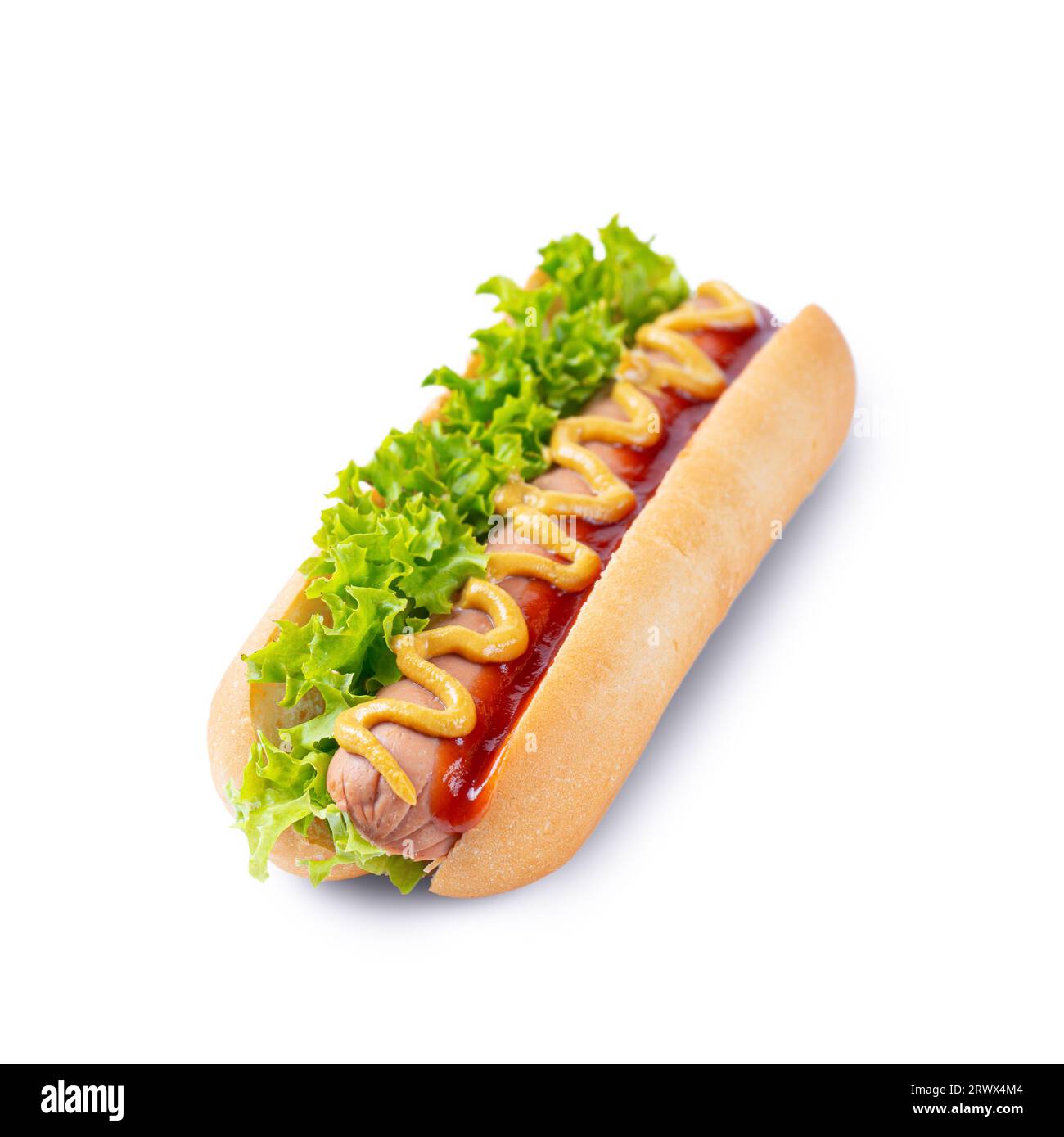 Hot Dog maison avec moutarde jaune, ketchup, tomate et feuilles de salade fraîches isolées sur fond blanc. Restauration rapide, cuisine de rue, cuisine américaine Banque D'Images