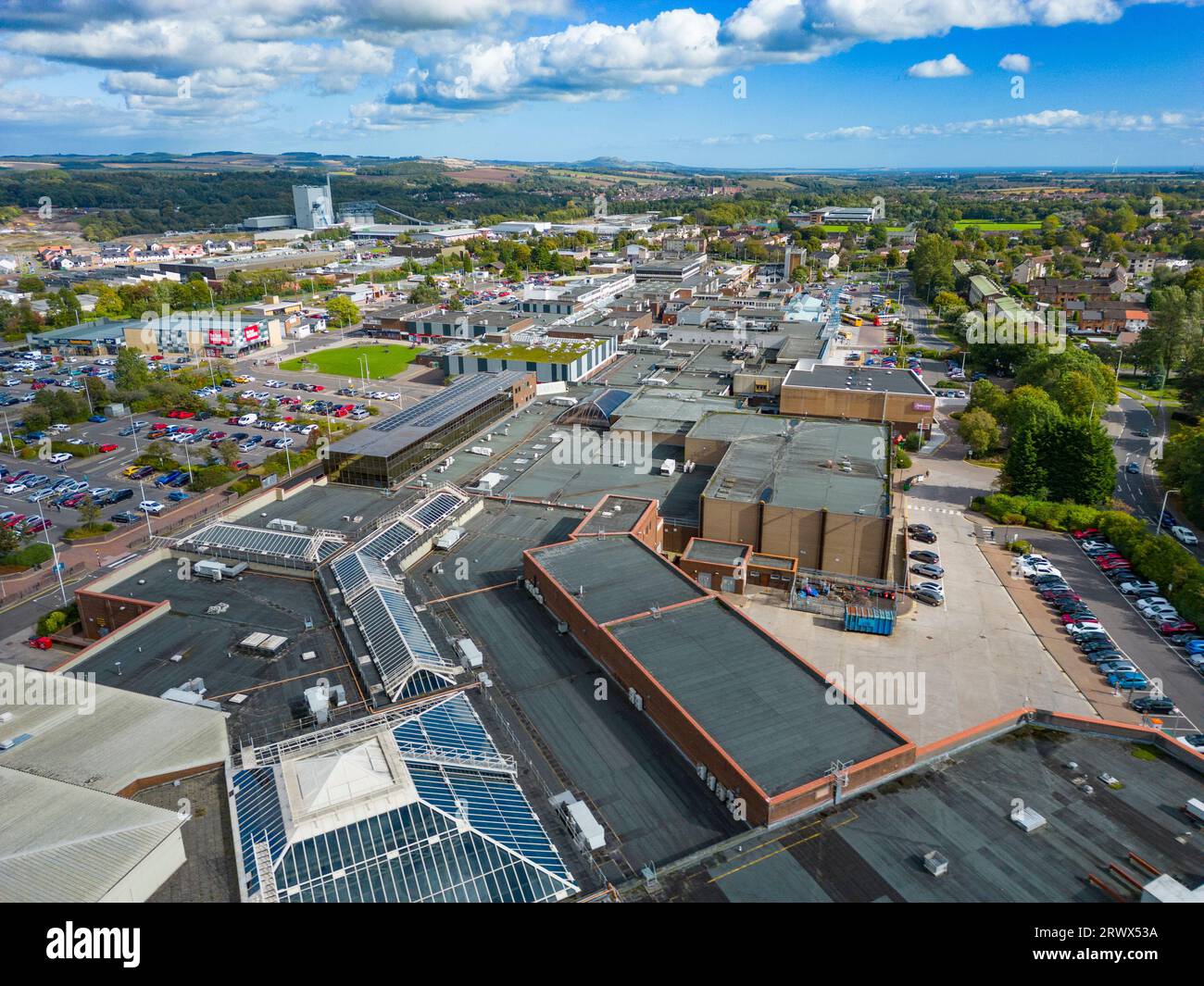 Vue aérienne du centre commercial Kingdom dans le parc de vente au détail dans le centre-ville Glenrothes nouvelle ville , Fife, Écosse, Royaume-Uni Banque D'Images