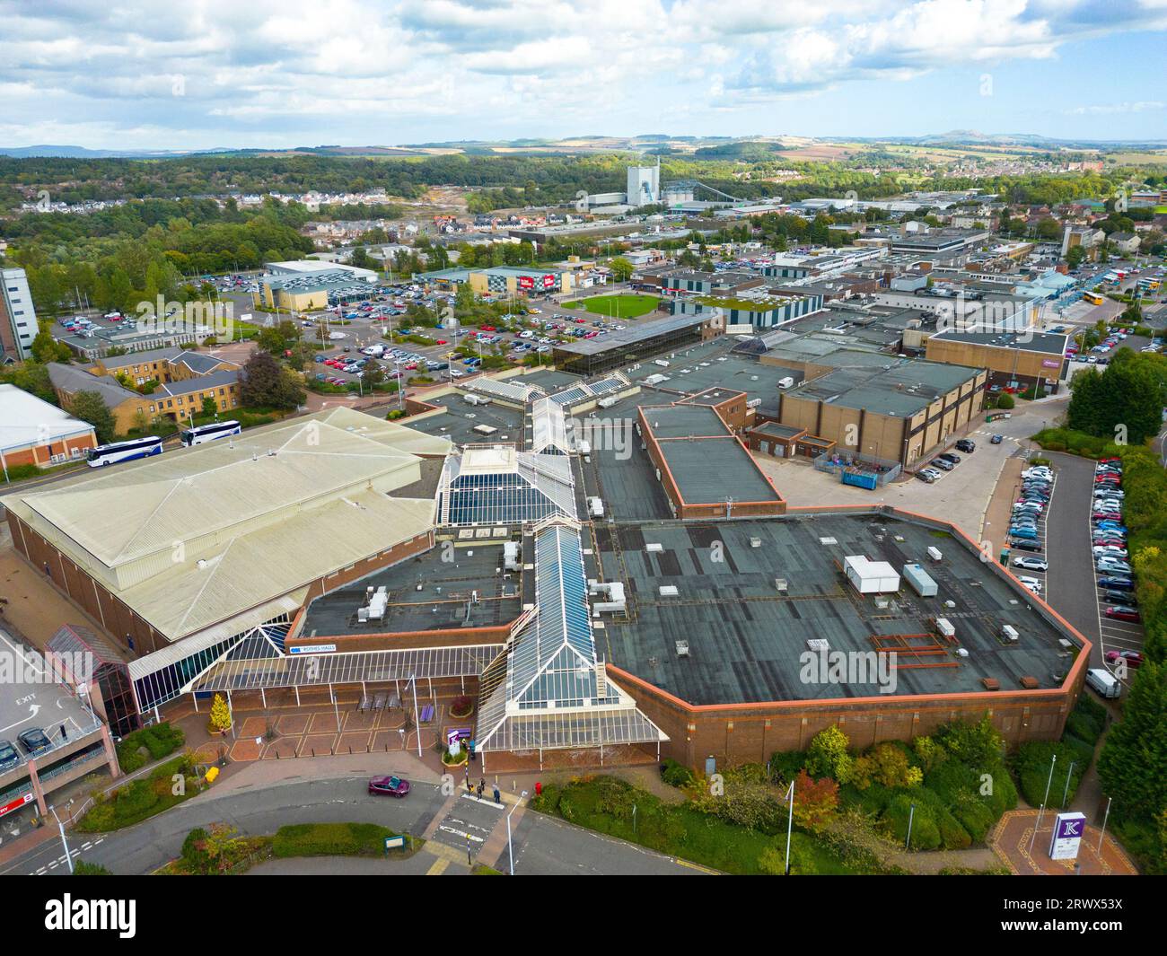 Vue aérienne du centre commercial Kingdom dans le parc de vente au détail dans le centre-ville Glenrothes nouvelle ville , Fife, Écosse, Royaume-Uni Banque D'Images