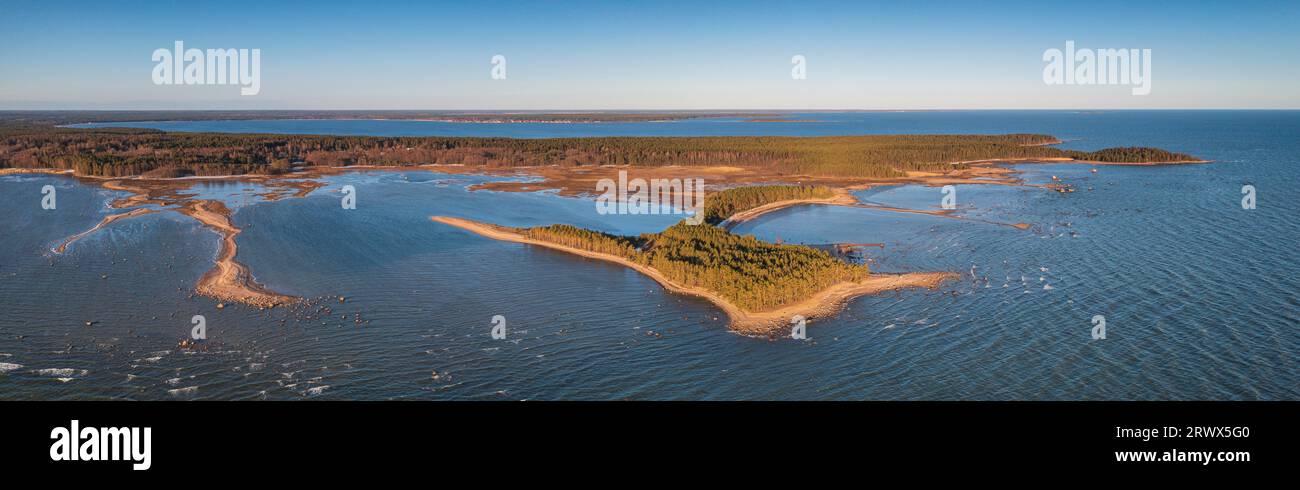 Une vue imprenable sur les bancs de sable côtiers et les péninsules de Natturi, situés le long du golfe finlandais dans la mer Baltique Banque D'Images