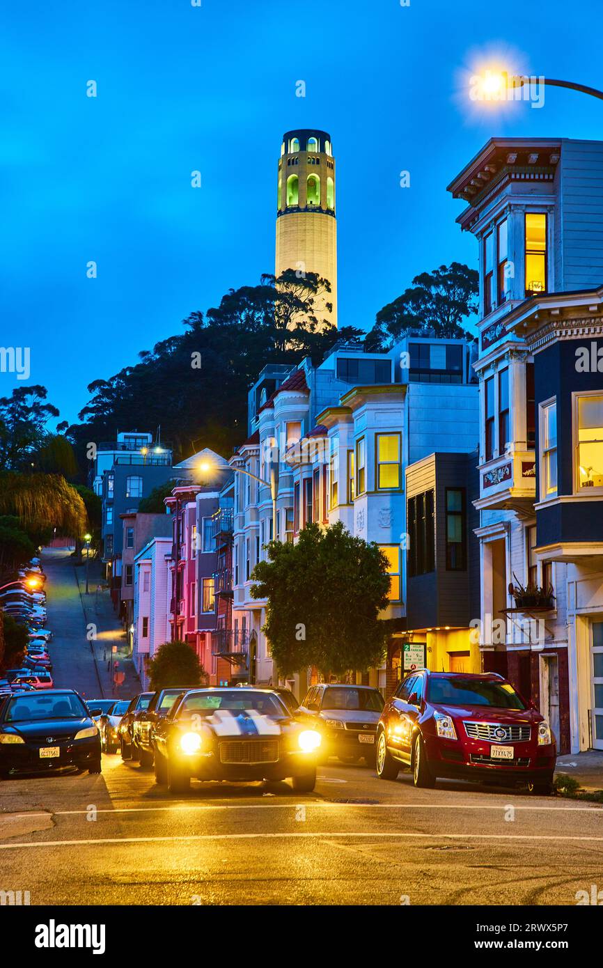 Vue nocturne de la rue de Californie avec des voitures floues et brillant Coit Tower Banque D'Images