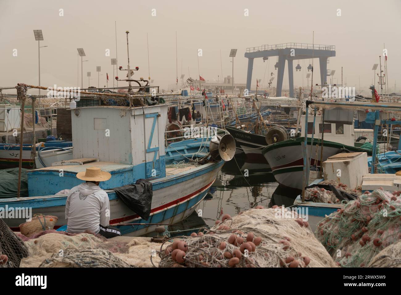 Le port de Djerba après la tempête de sable avec les bateaux de pêche et de crabe au premier plan. Banque D'Images