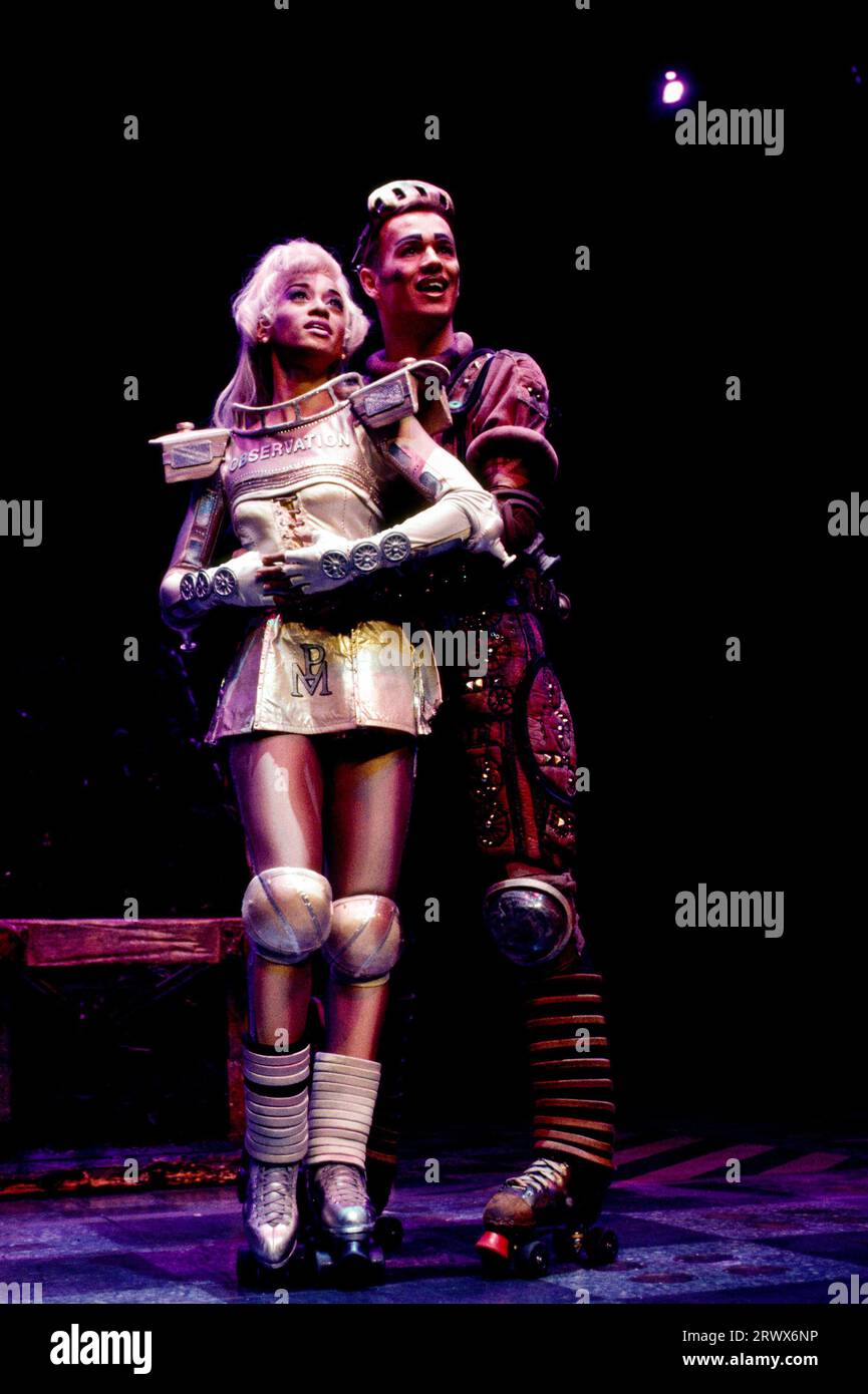 Reva Rice (Pearl), Greg Ellis (Rusty) dans STARLIGHT EXPRESS à l'Apollo Victoria Theatre, Londres SW1 11/1992 musique ORIGINALE LONDONIENNE : Andrew Lloyd Webber paroles : Richard Stilgoe décor : John Napier costumes : Liz Da Costa éclairage : David Hersey chorégraphie : Arlene Phillips réalisateur : Trevor Nunn Banque D'Images