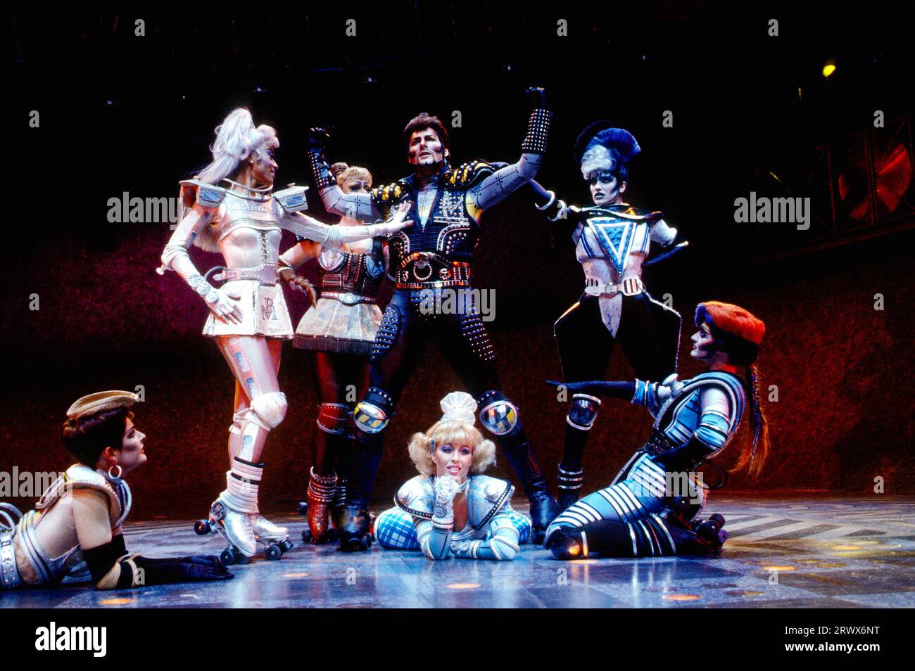 debout à gauche : Reva Rice (Pearl) centre : Mark Walker (Greaseball) sur scène : Caron Cardelle (Dinah) dans STARLIGHT EXPRESS à l'Apollo Victoria Theatre, Londres SW1 11/1992 musique ORIGINALE LONDONIENNE : Andrew Lloyd Webber paroles : Richard Stilgoe décor : John Napier costumes : Liz Da Costa éclairage : David Hersey chorégraphie : Arlene Phillips réalisateur: Trevor Nunn Banque D'Images