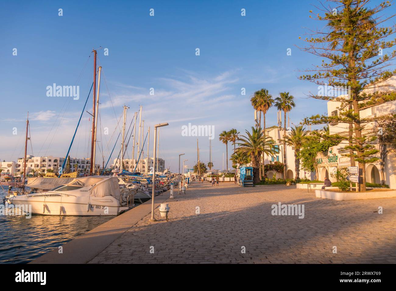 Les yachts et les bateaux à la belle corniche (front de mer) à Port Kantaoui à côté de Sousse, Tunisie. Banque D'Images