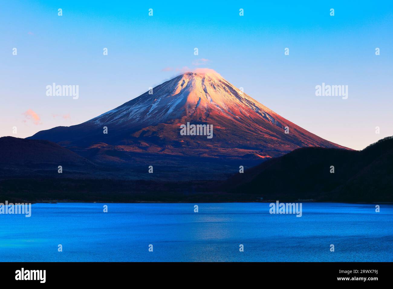 Site classé au patrimoine mondial, Mont Fuji au coucher du soleil depuis le lac Motosu Banque D'Images