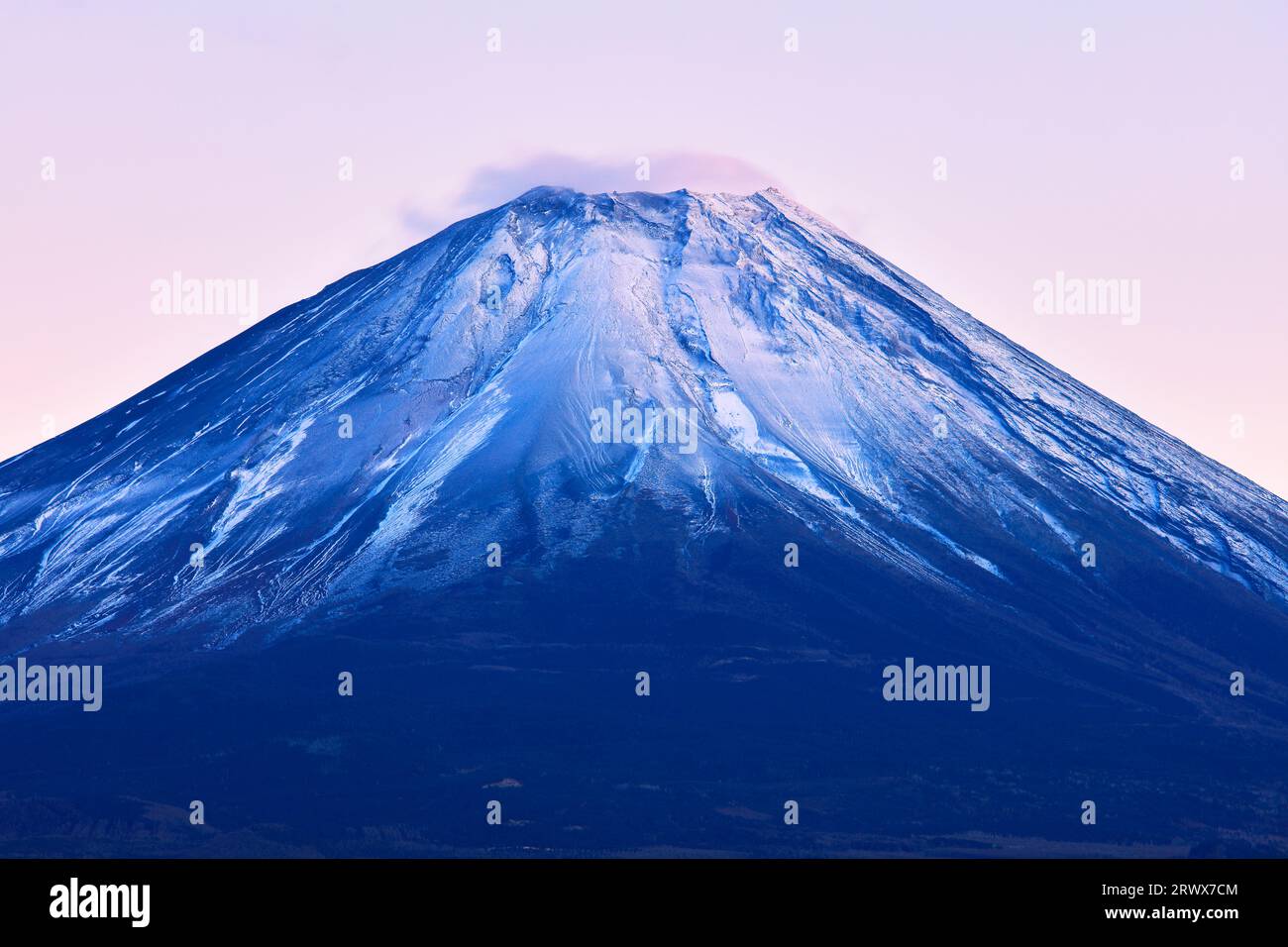 Site classé au patrimoine mondial, Mont Fuji au coucher du soleil depuis le lac Motosu Banque D'Images