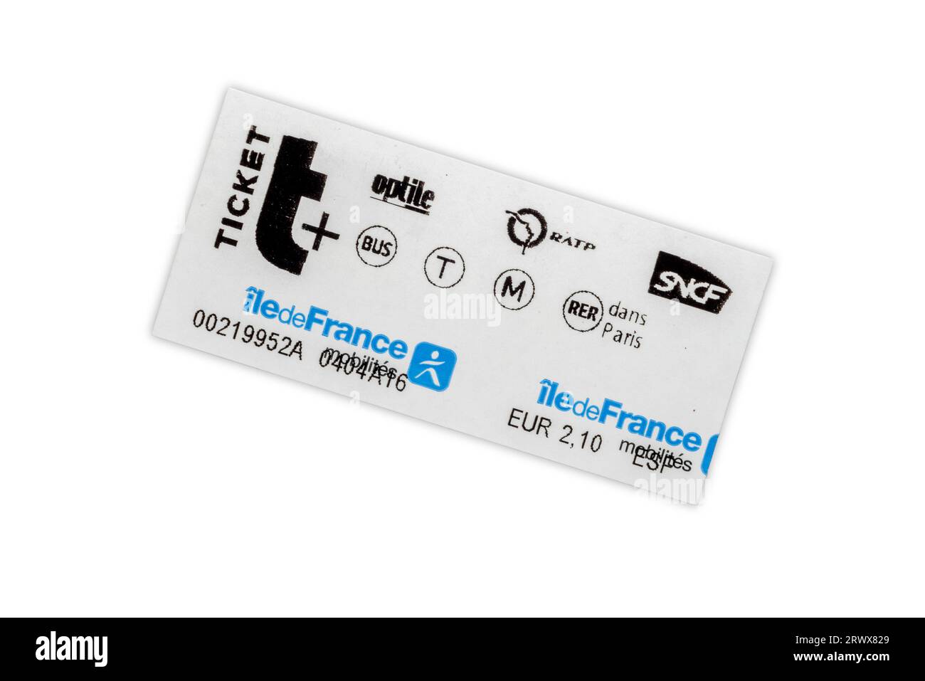 Parigi, Francia - agosto 10, 2023 : billet de métro Paris T+ pour un aller simple isolé sur blanc avec chemin de détourage inclus Banque D'Images