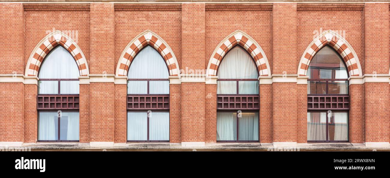 Un quad arches pointues sur la gare victorienne construite en briques à St Pancras, Londres, Angleterre. Banque D'Images Un quad arches pointues sur la gare victorienne construite en briques à St Pancras, Londres, Angleterre. Banque D'Images