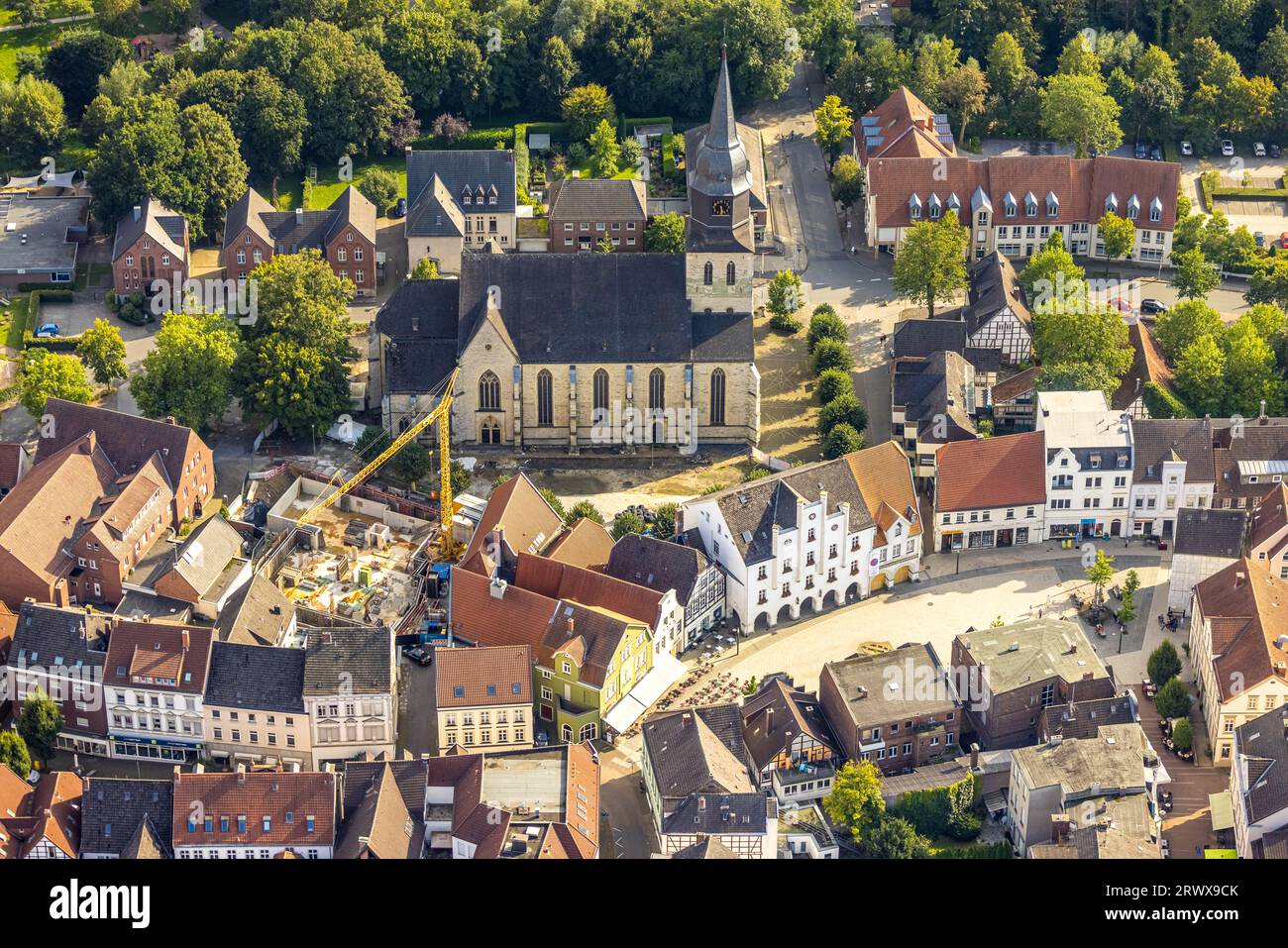Vue aérienne, Probsteikirche Sankt Stephanus, place du marché et maisons historiques, hôtel de ville historique, chantier de construction avec nouveau bâtiment résidentiel à Banque D'Images