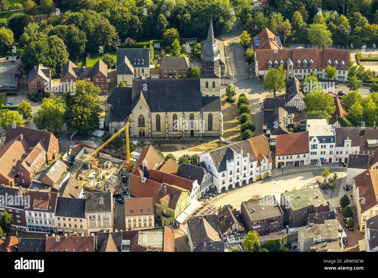 Vue aérienne, Probsteikirche Sankt Stephanus, place du marché et maisons historiques, hôtel de ville historique, chantier de construction avec nouveau bâtiment résidentiel à Banque D'Images