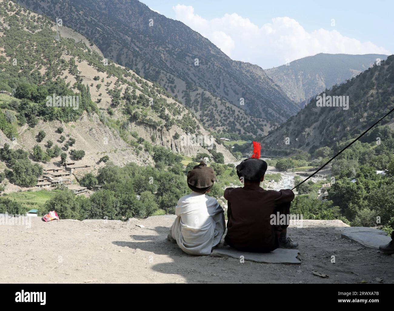 Des garçons Kalash dans la province de Khyber Pakhtunkhwa Banque D'Images