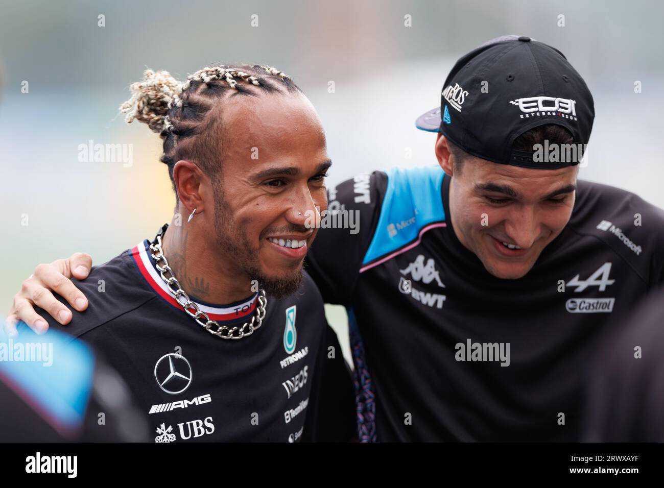 Suzuka Grand Prix circuit, 21 septembre 2023 : Lewis Hamilton (GBR) de l'équipe Mercedes avec Esteban Ocon (FRA) de l'équipe Alpine lors du Grand Prix de Formule 1 du Japon 2023. Corleve/Alamy Live News Banque D'Images